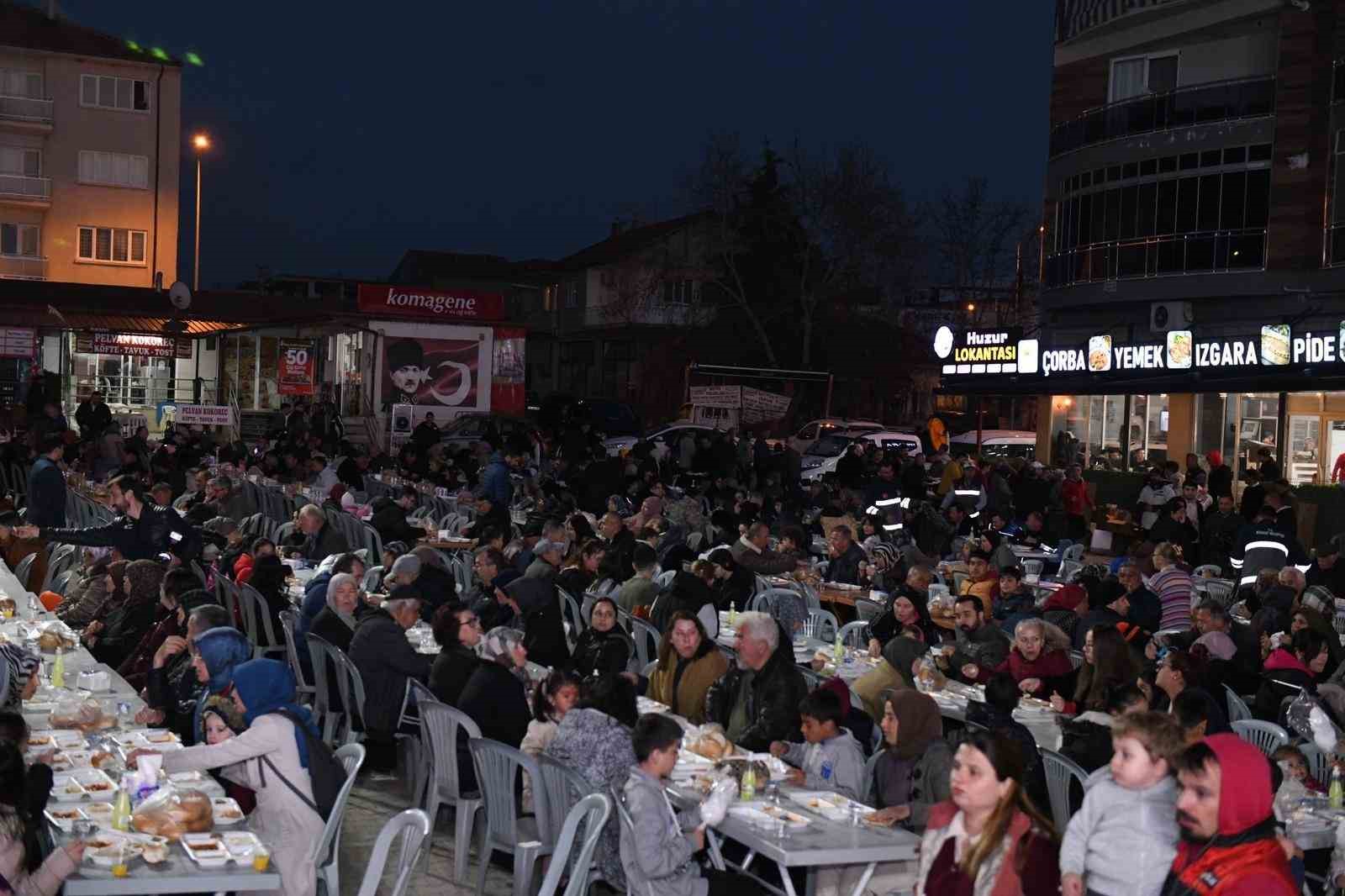 Binlerce Bozkurtlu aynı sofrada orucunu açtı