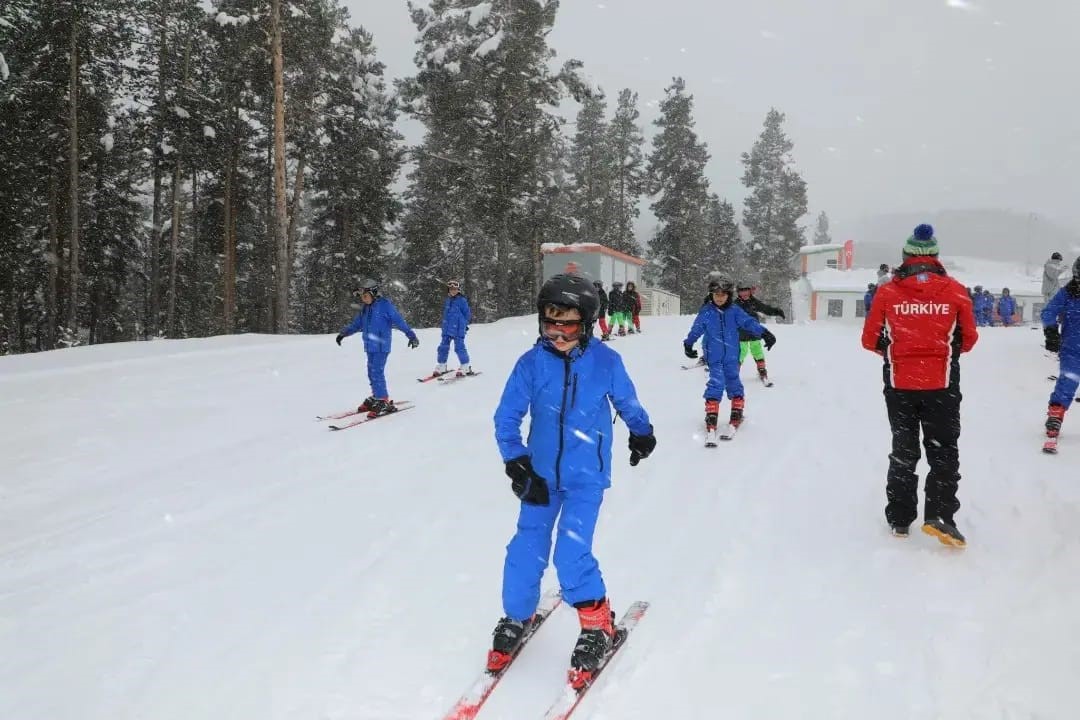 Kars’ta 600 öğrenciye kayak eğitimi verildi