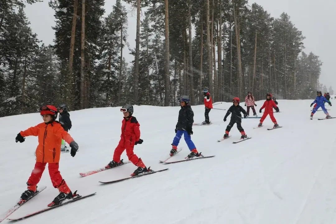 Kars’ta 600 öğrenciye kayak eğitimi verildi