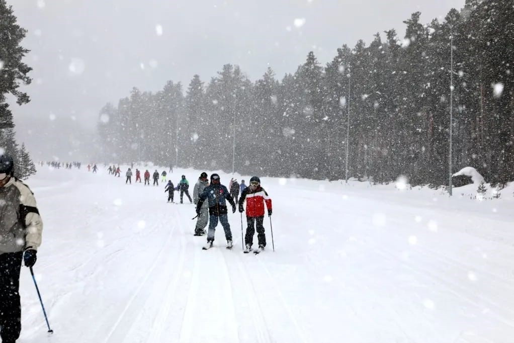 Kars’ta 600 öğrenciye kayak eğitimi verildi