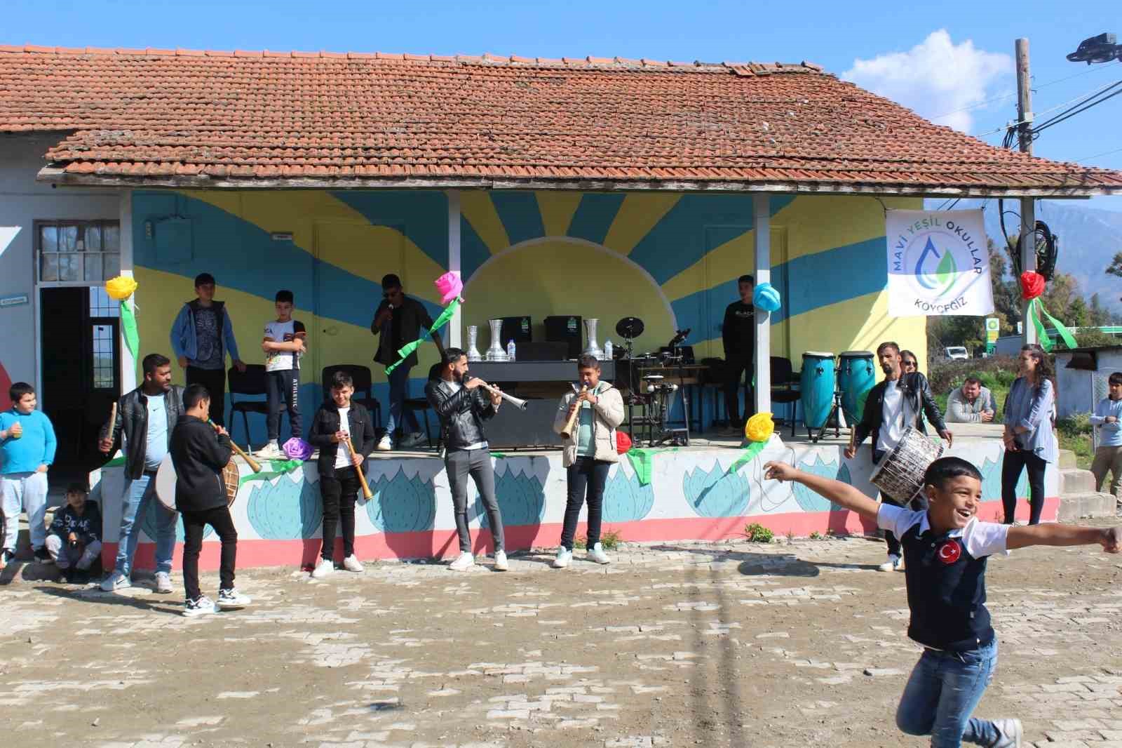 Köyceğiz’de okul bahçesi keçiboynuzu fidanları ile donatıldı