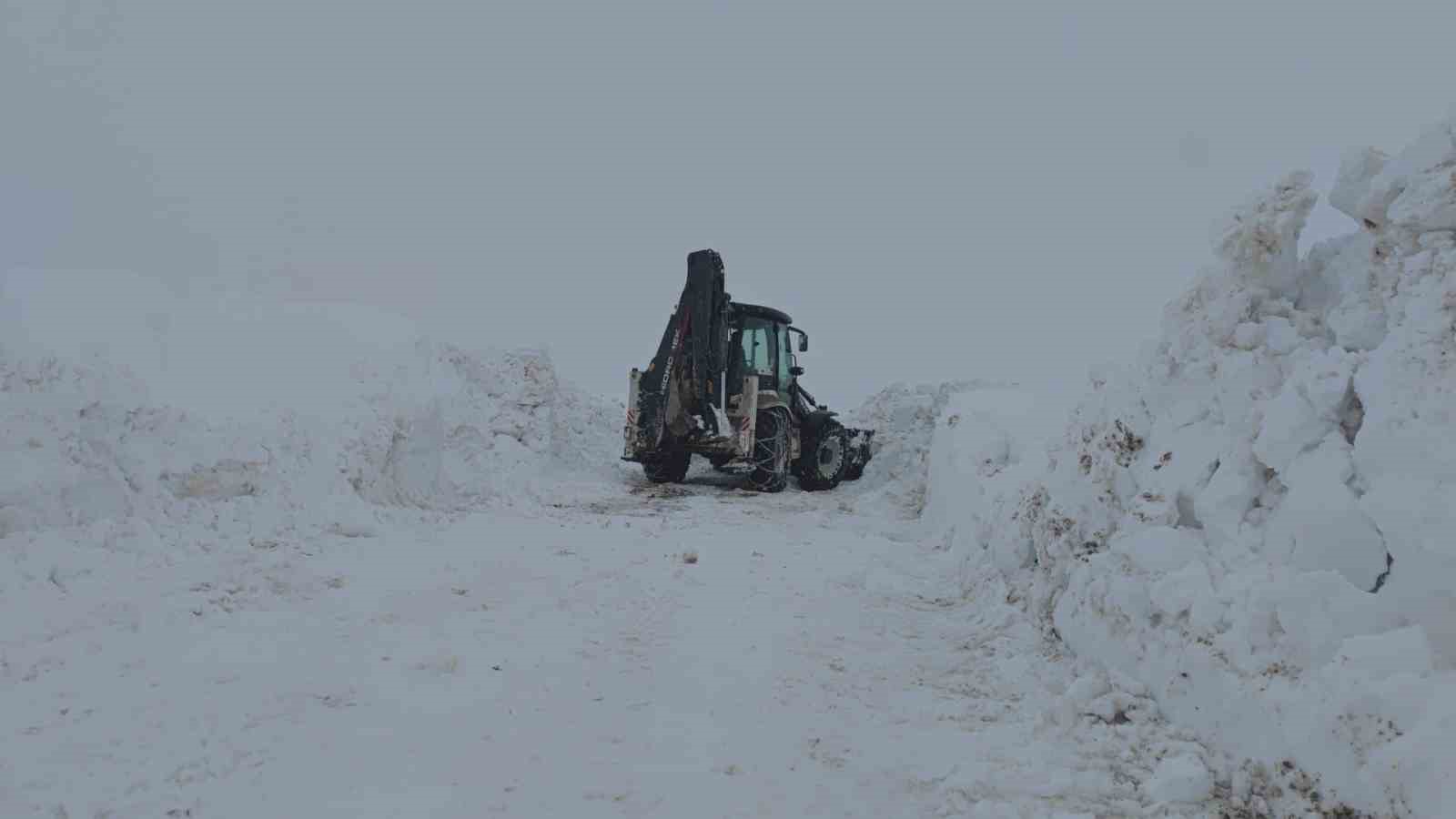 Baharda 4 metrelik karda yol açma çalışması