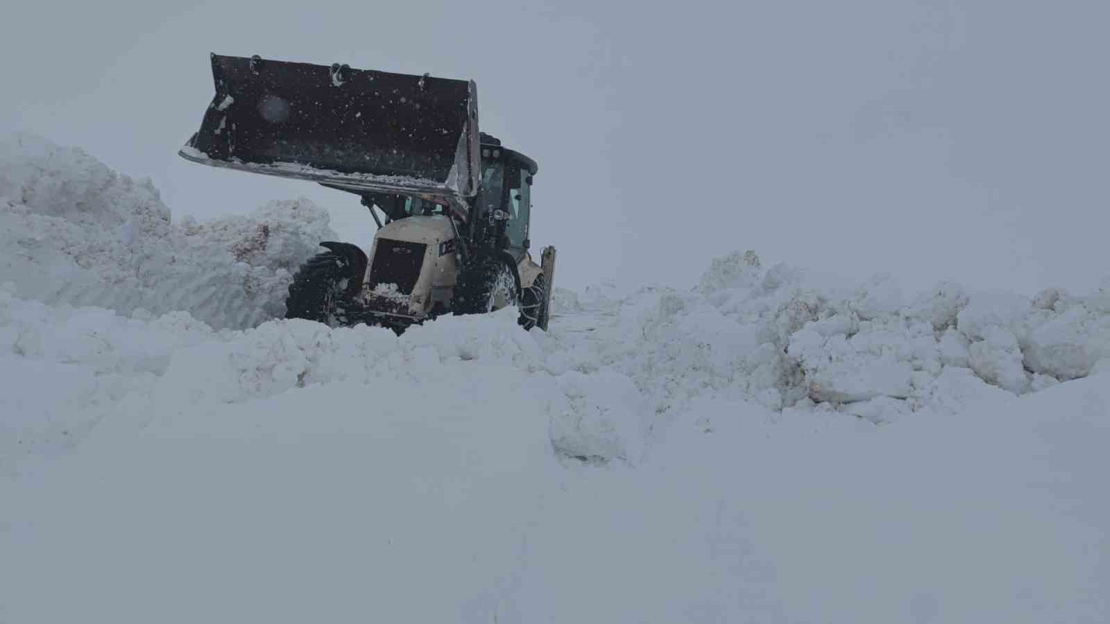 Baharda 4 metrelik karda yol açma çalışması