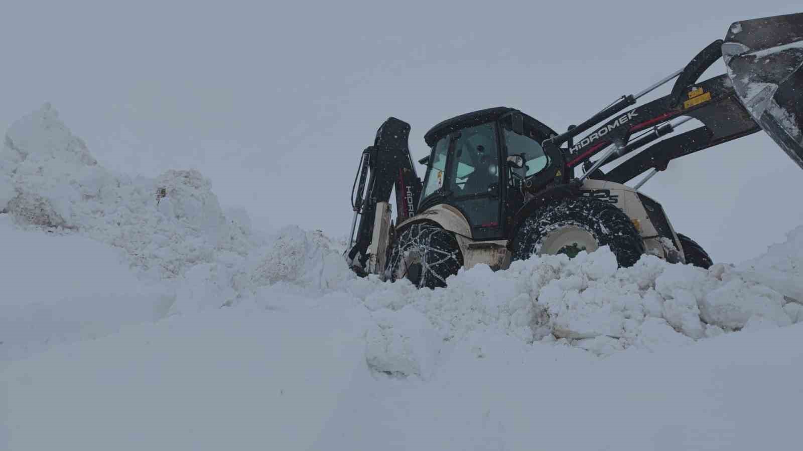 Baharda 4 metrelik karda yol açma çalışması