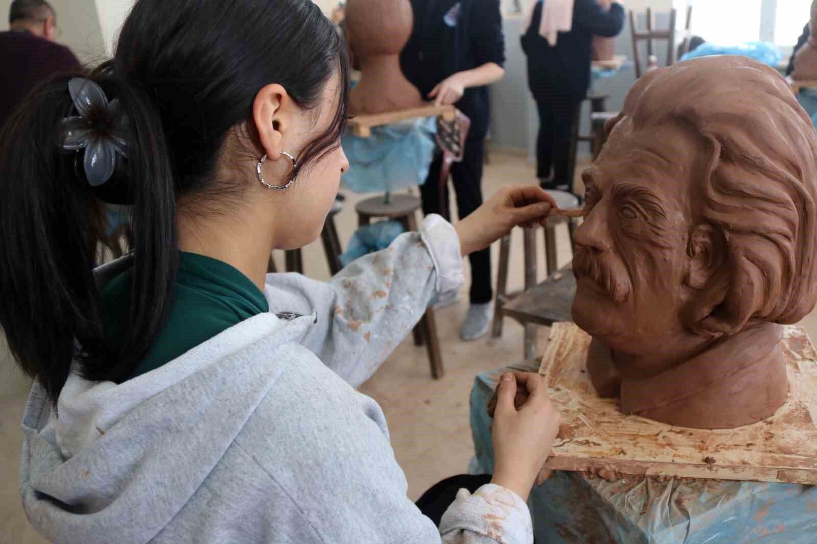 Bitlis’te geleceğin heykeltıraşları yetişiyor