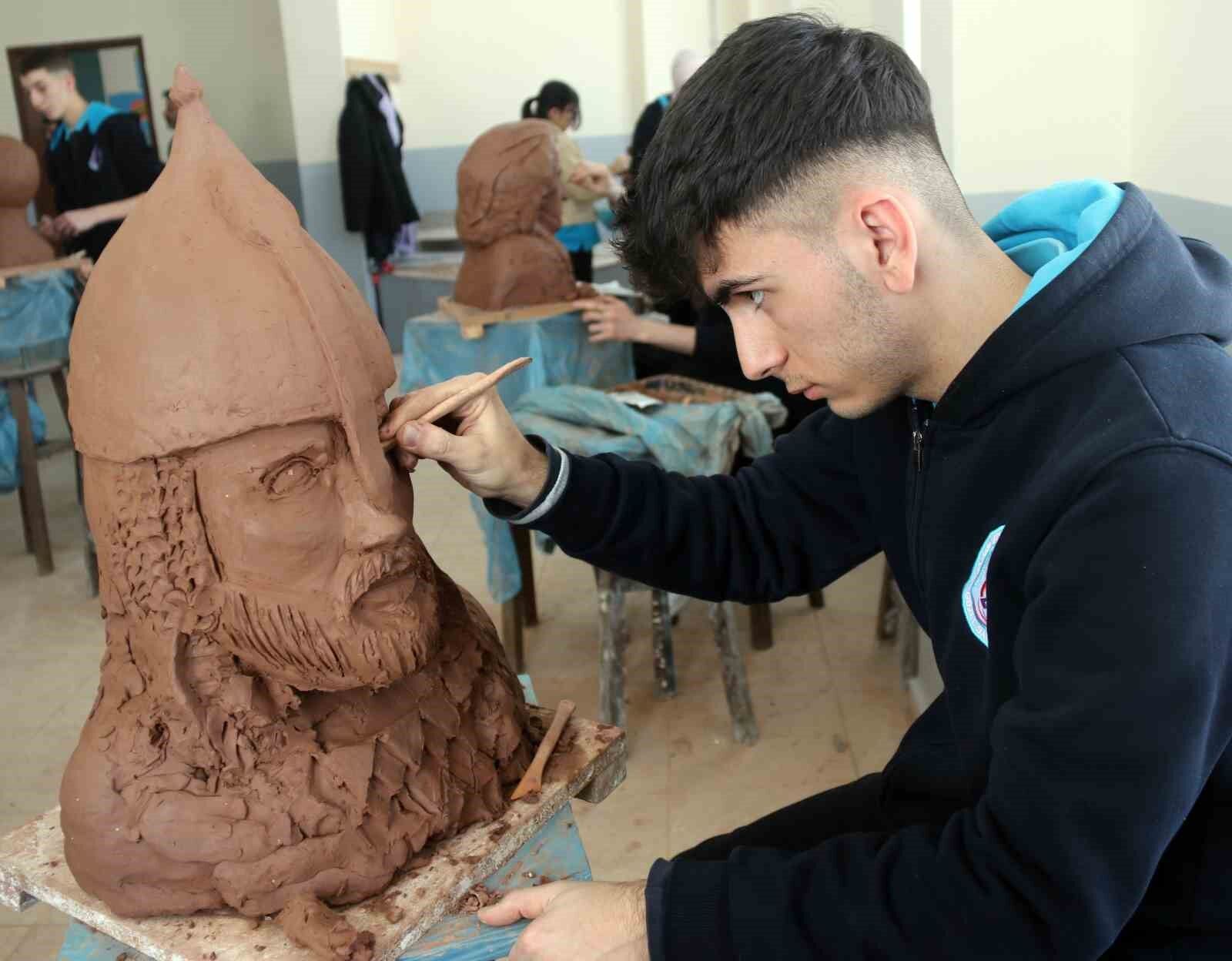 Bitlis’te geleceğin heykeltıraşları yetişiyor