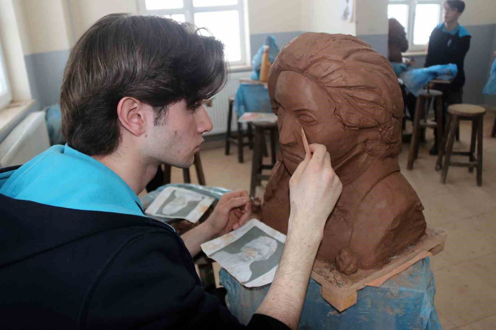 Bitlis’te geleceğin heykeltıraşları yetişiyor