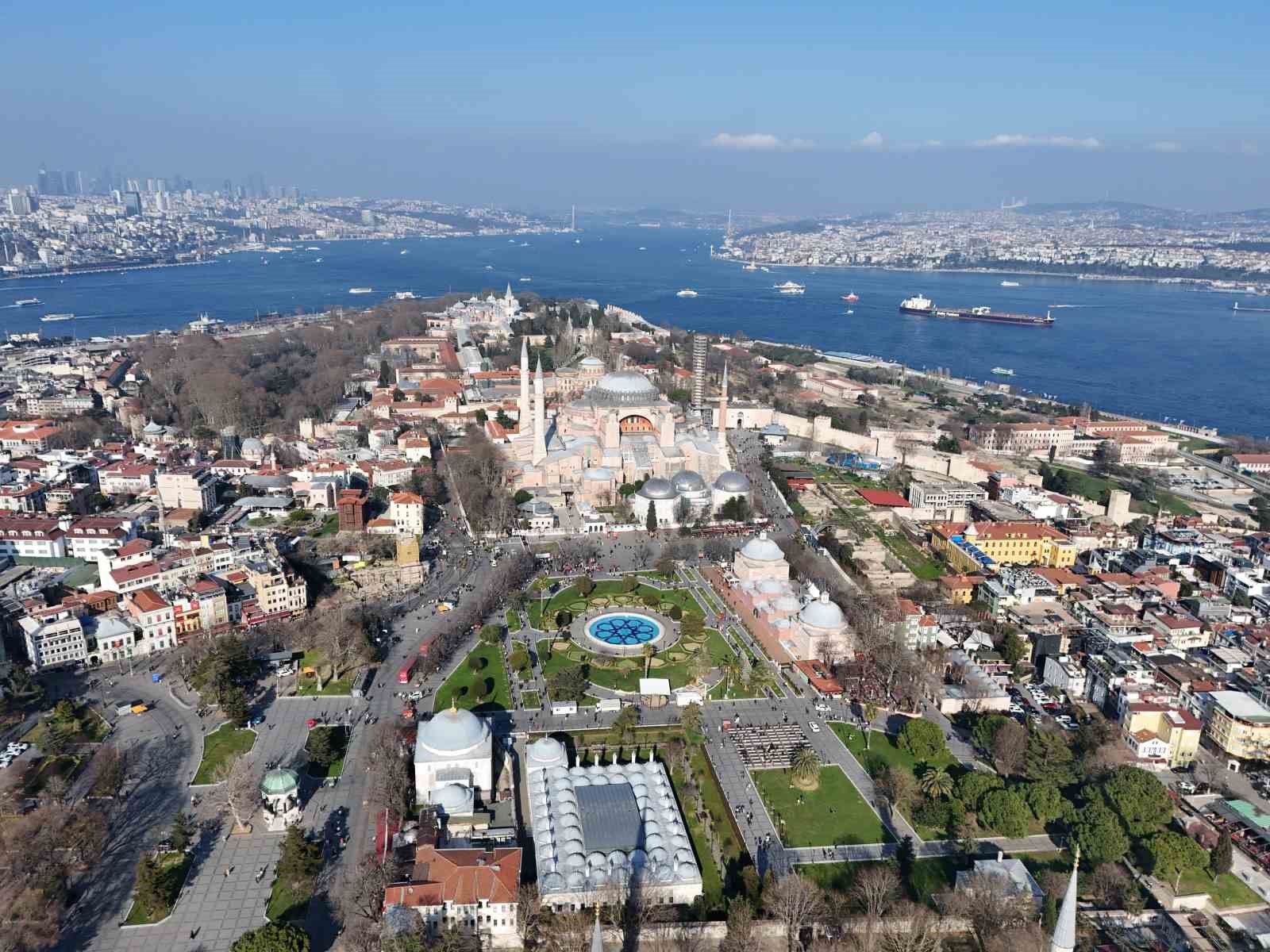 Ayasofya-i Kebir Camii Şerifi’ne Ramazan mahyası asıldı