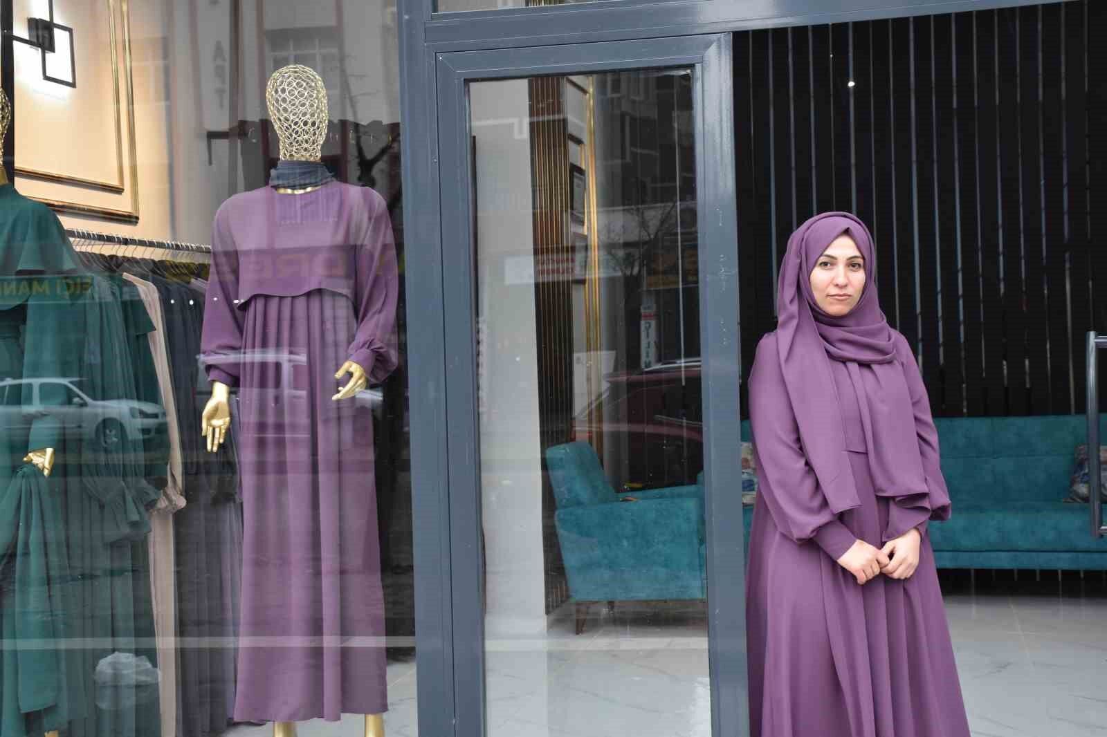 Eşini kaybeden 3 çocuk annesi, evinde başladığı işini geliştirerek kendi mağazasını kurdu