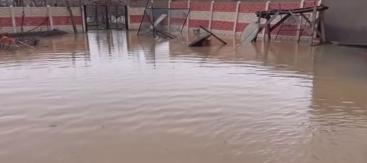 Elazığ’da sağanak yağış hayatı felç etti