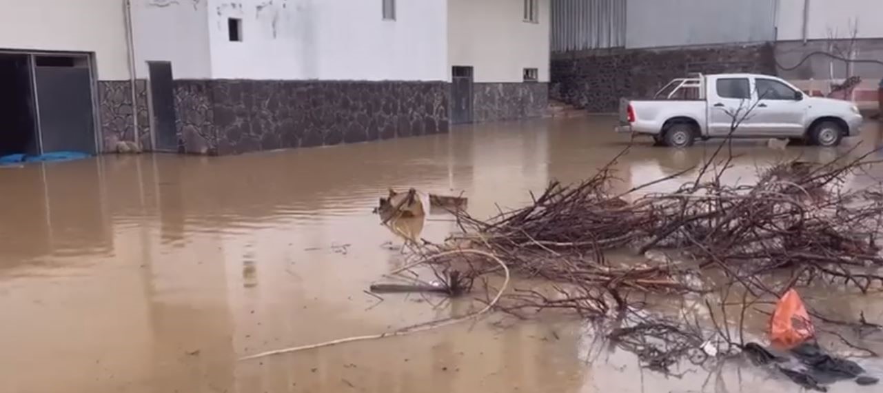 Elazığ’da sağanak yağış hayatı felç etti