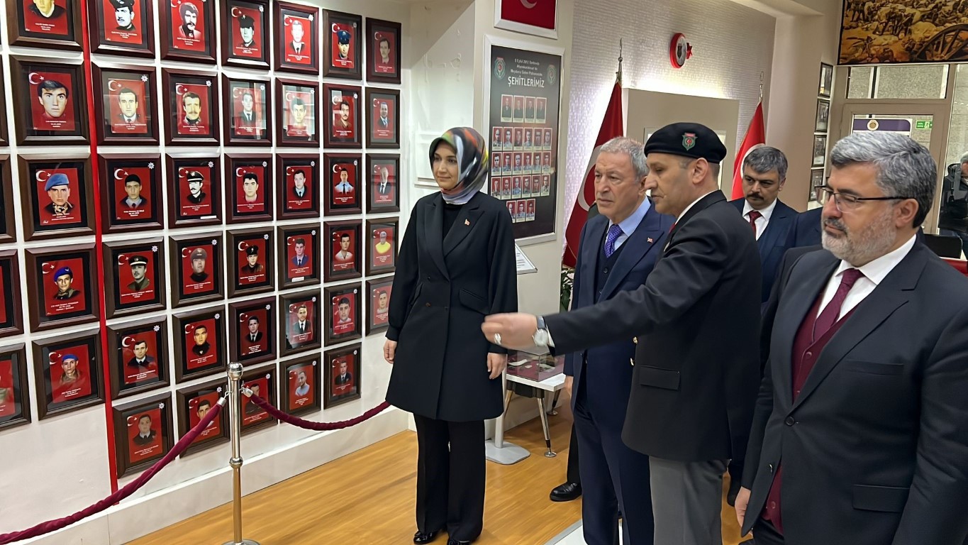 TBMM Milli Savunma Komisyonu Başkanı Akar’a şaşırtan karşılama