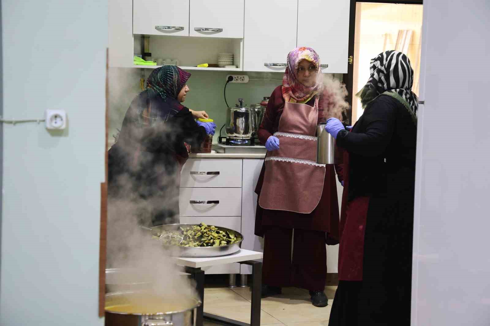 Gönüllü annelerin ellerinde pişen yemekler ihtiyaç sahiplerine ulaştırılıyor