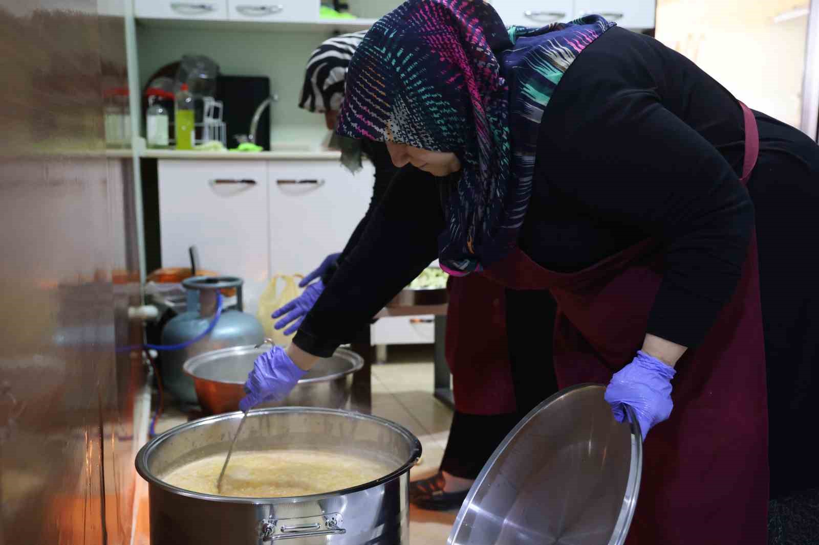 Gönüllü annelerin ellerinde pişen yemekler ihtiyaç sahiplerine ulaştırılıyor