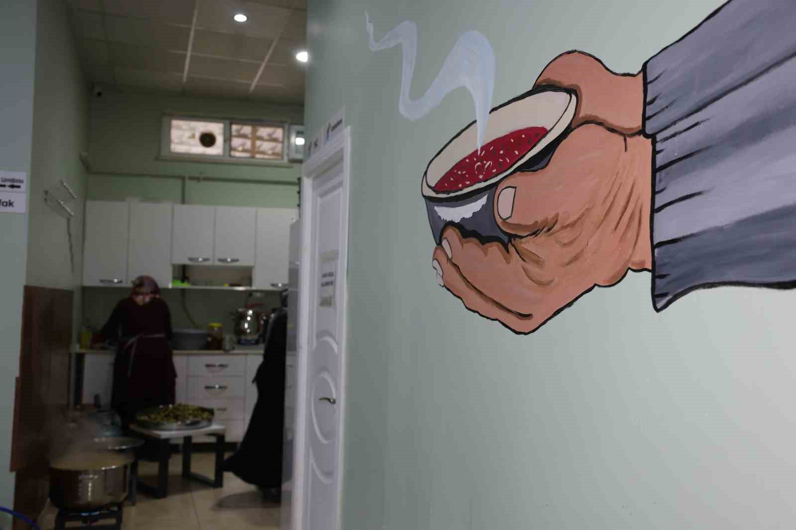 Gönüllü annelerin ellerinde pişen yemekler ihtiyaç sahiplerine ulaştırılıyor