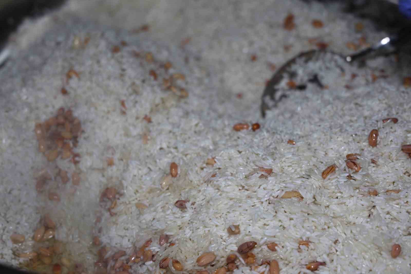 Gönüllü annelerin ellerinde pişen yemekler ihtiyaç sahiplerine ulaştırılıyor