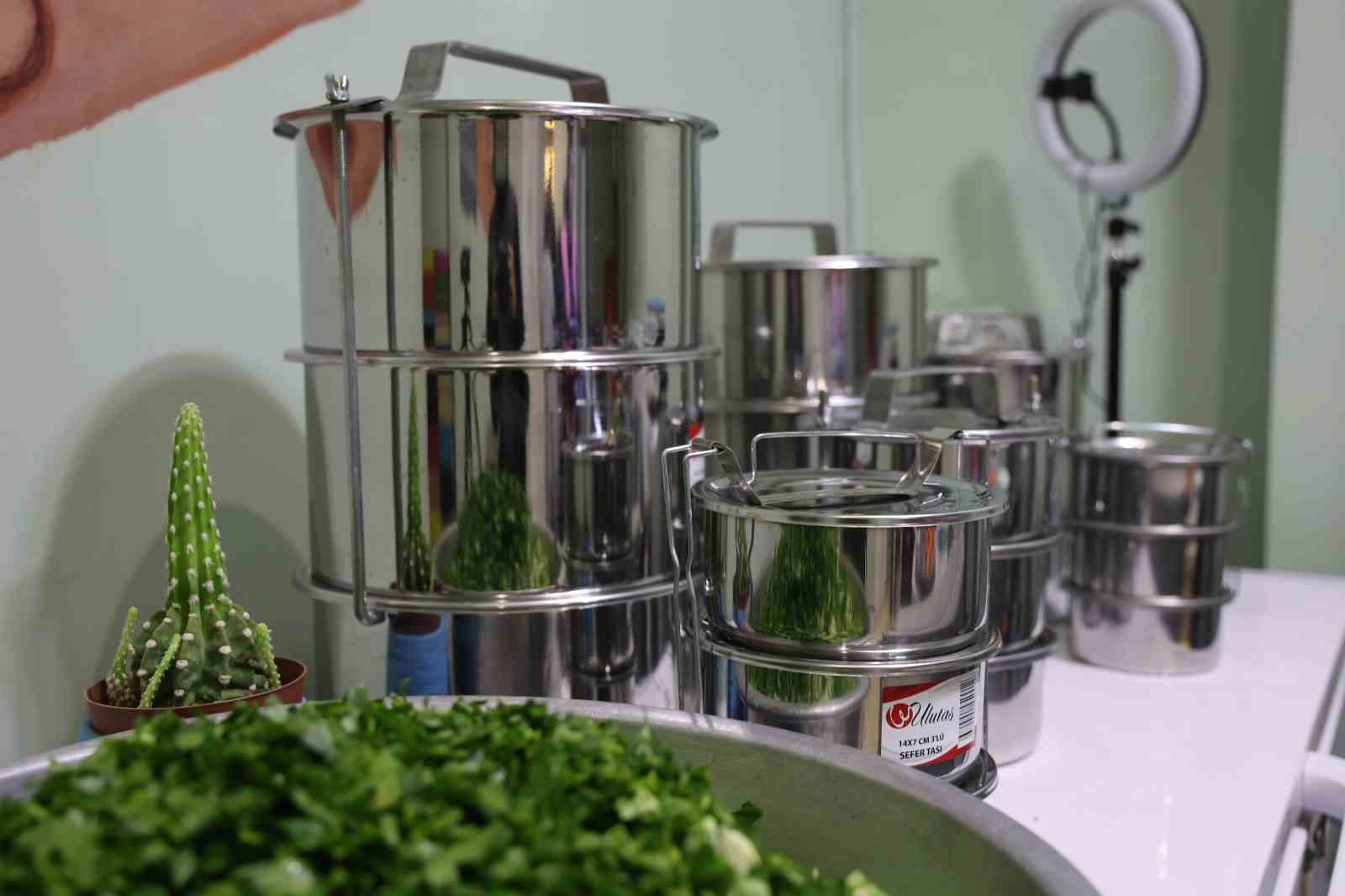 Gönüllü annelerin ellerinde pişen yemekler ihtiyaç sahiplerine ulaştırılıyor