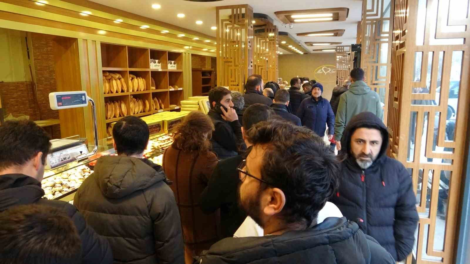 Van’da Ramazan pidesi kuyruğu