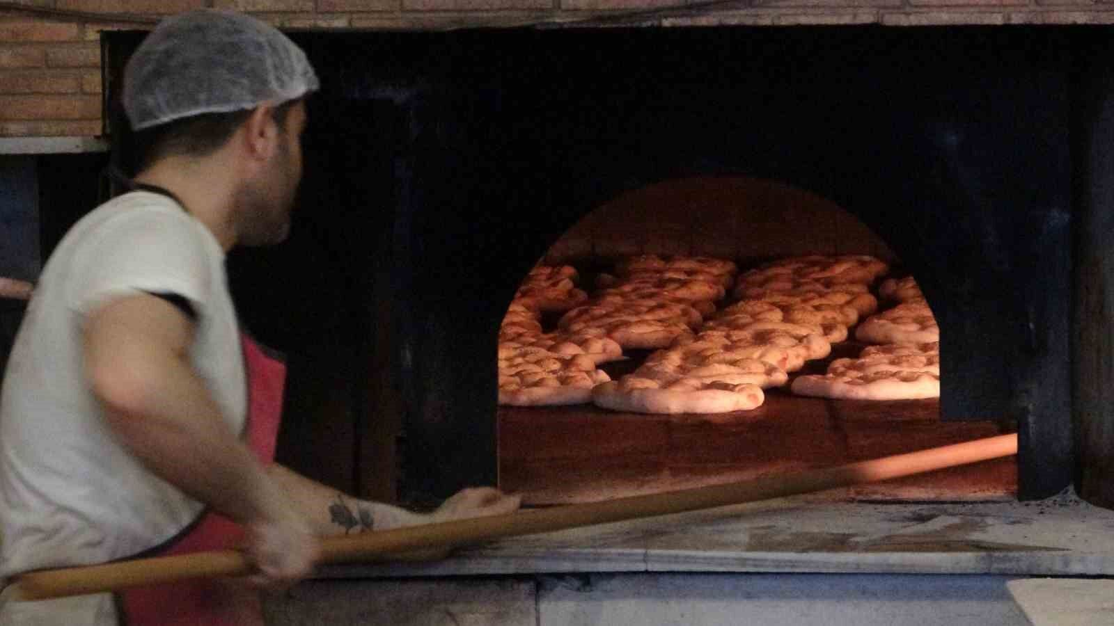 Van’da Ramazan pidesi kuyruğu