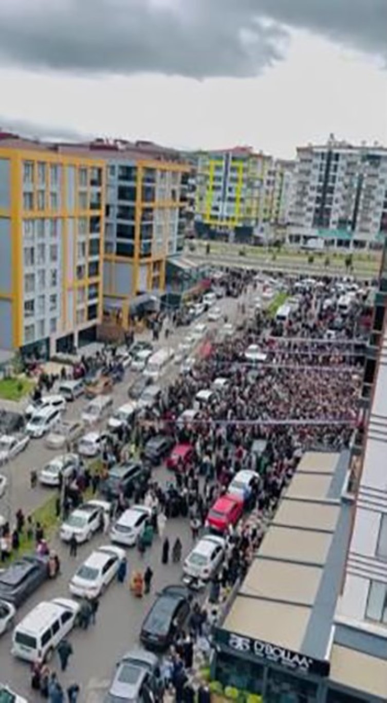 Batman’da çeyiz mağazasında indirim izdihamı