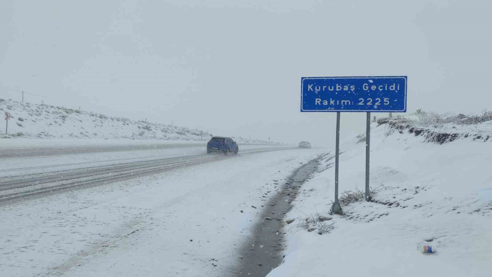 Van’ın yüksek kesimlerde kar yağışı ve sis etkili oluyor