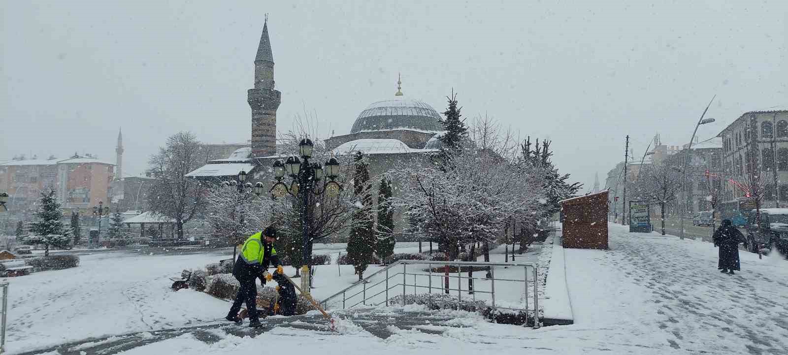 Erzurum’da kar yağışı etkili oluyor, 147 köy yolu ulaşıma kapalı