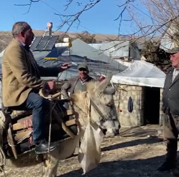 Arabanın çıkamadığı köye eşek sırtında giderek oy istedi