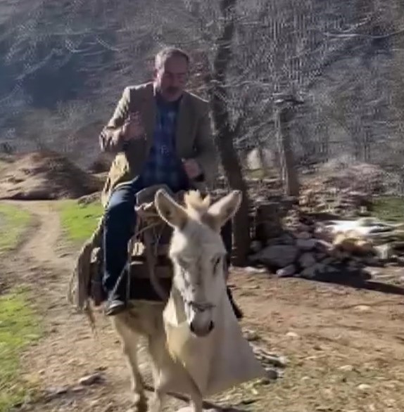 Arabanın çıkamadığı köye eşek sırtında giderek oy istedi