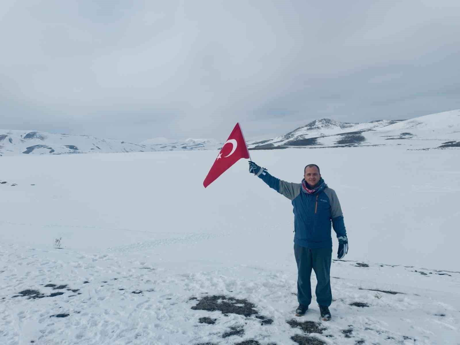 Yüzeyi buz tutan Balık Gölü’nde, buzu kırıp balık tuttular