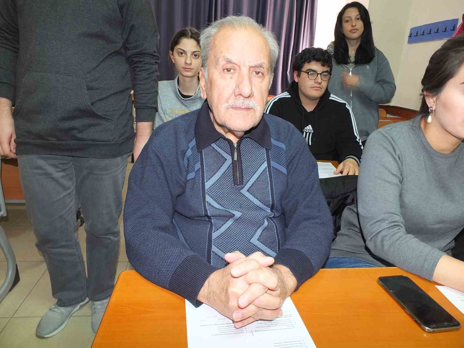 73 yaşında üniversite sınavlarına hazırlanıyor