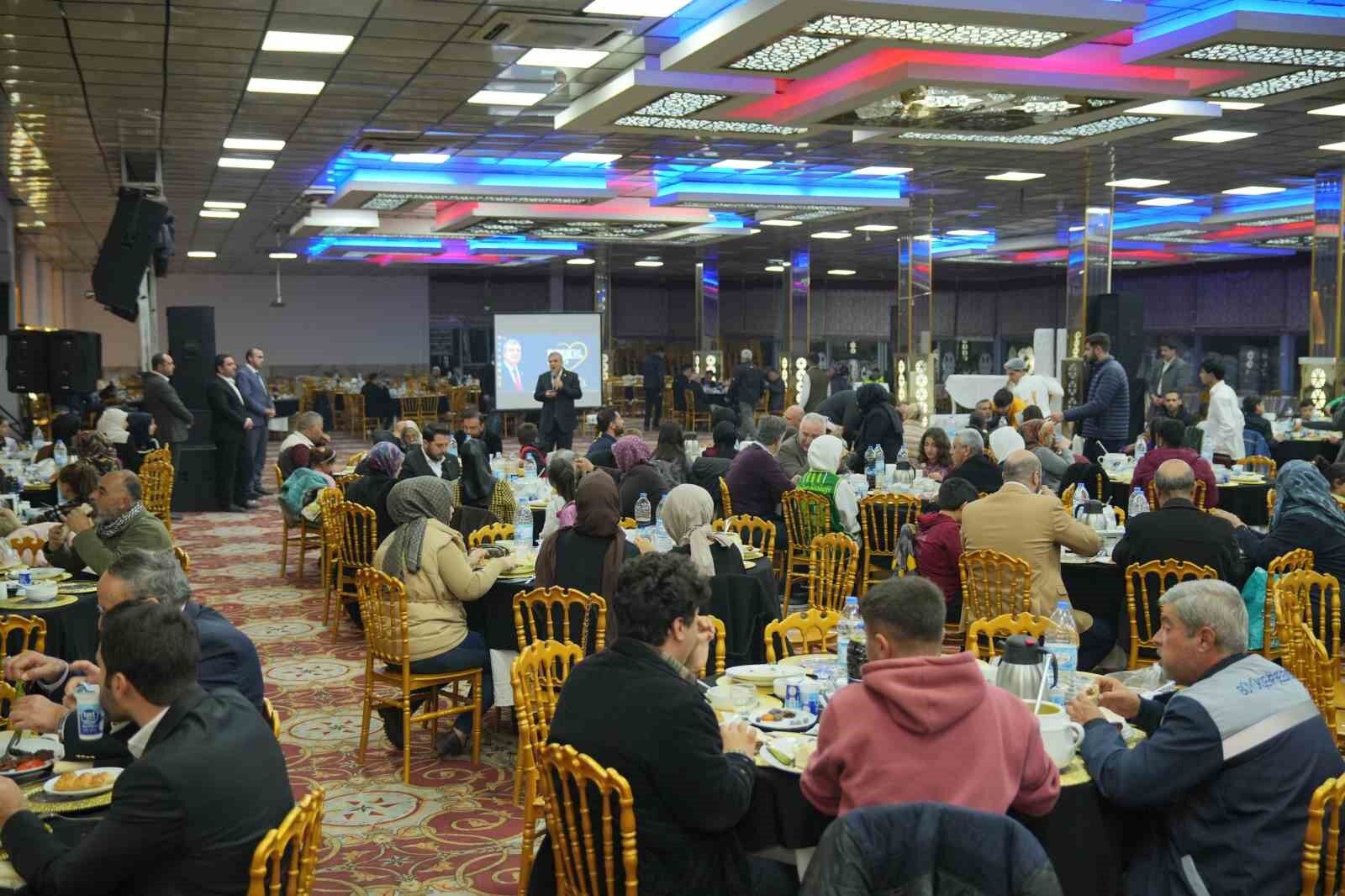 İlk iftarı depremzedelerle yaptılar