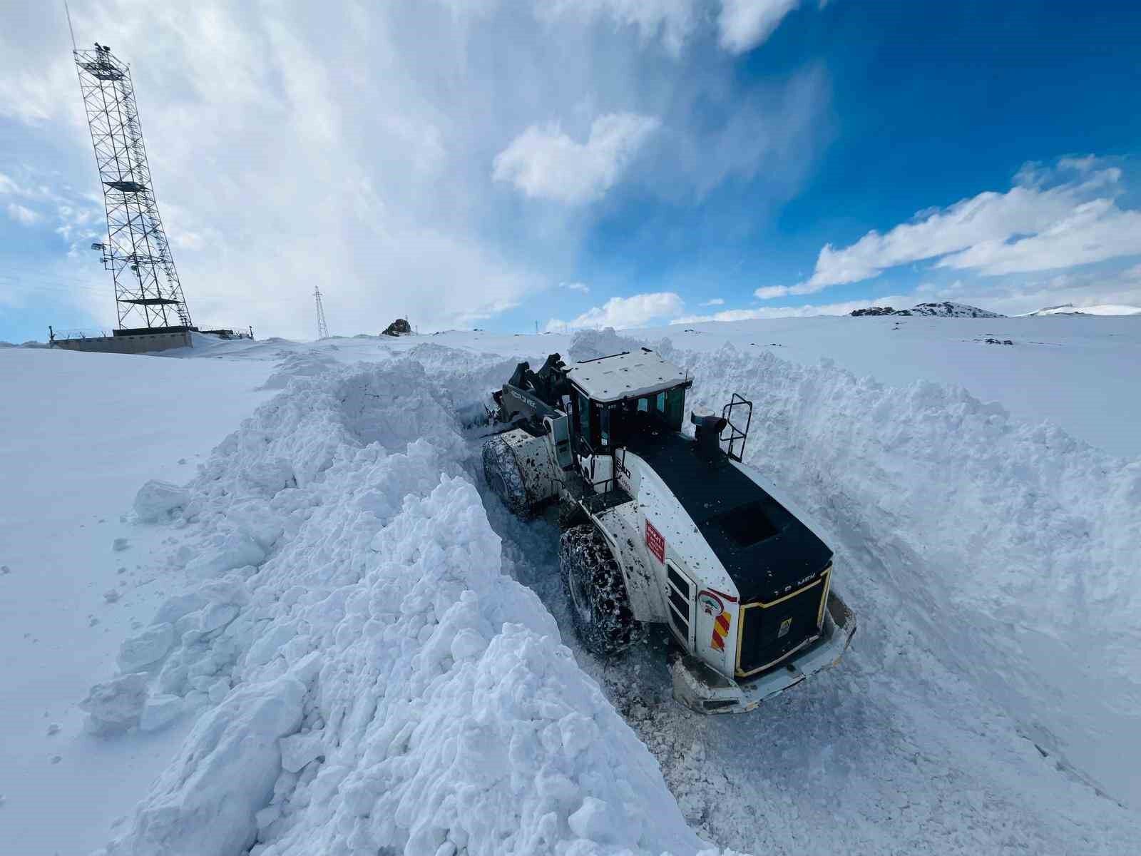 Yüksekova’da karla mücadele çalışması devam ediyor