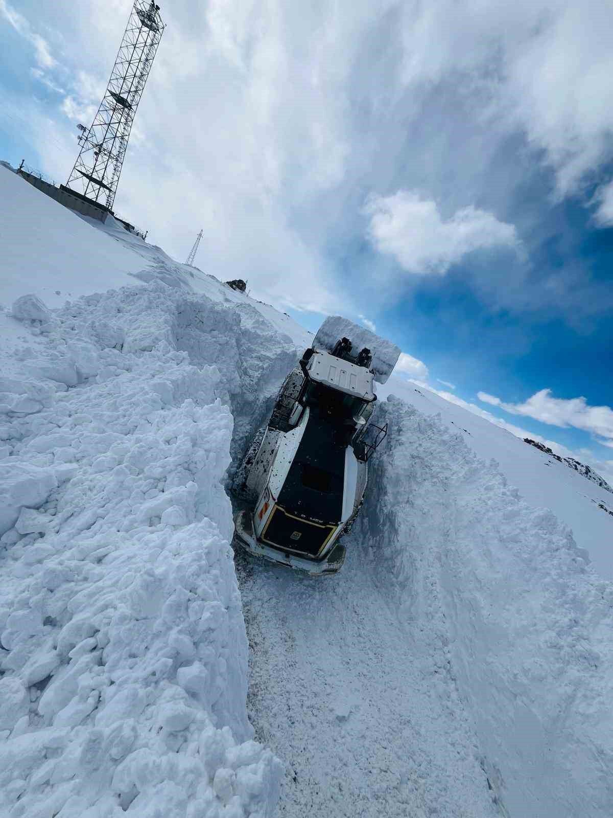 Yüksekova’da karla mücadele çalışması devam ediyor