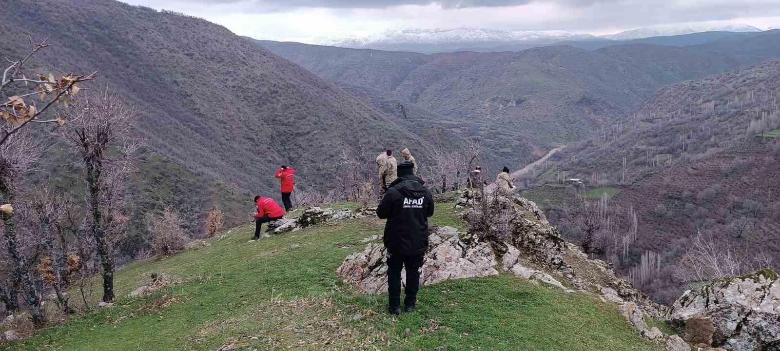 Dere kenarında ceketi ve takma dişleri bulunan 65 yaşındaki adamdan 5 gündür haber alınamıyor