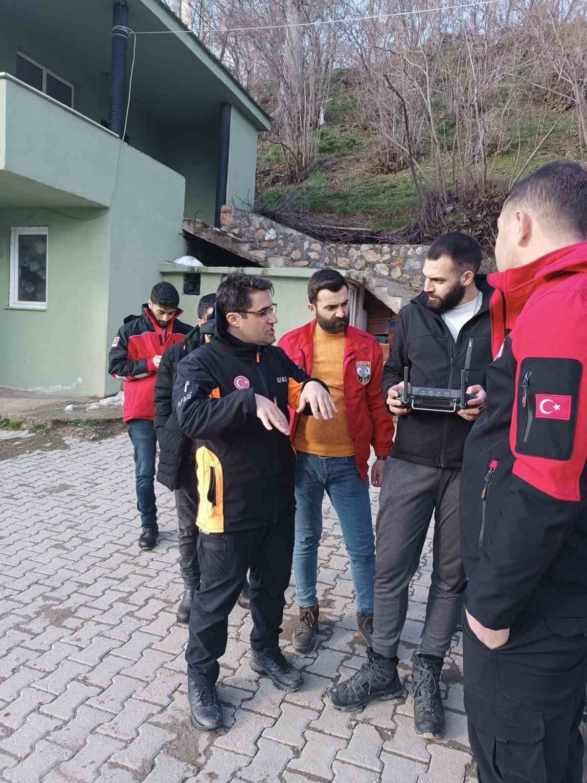 Dere kenarında ceketi ve takma dişleri bulunan 65 yaşındaki adamdan 5 gündür haber alınamıyor