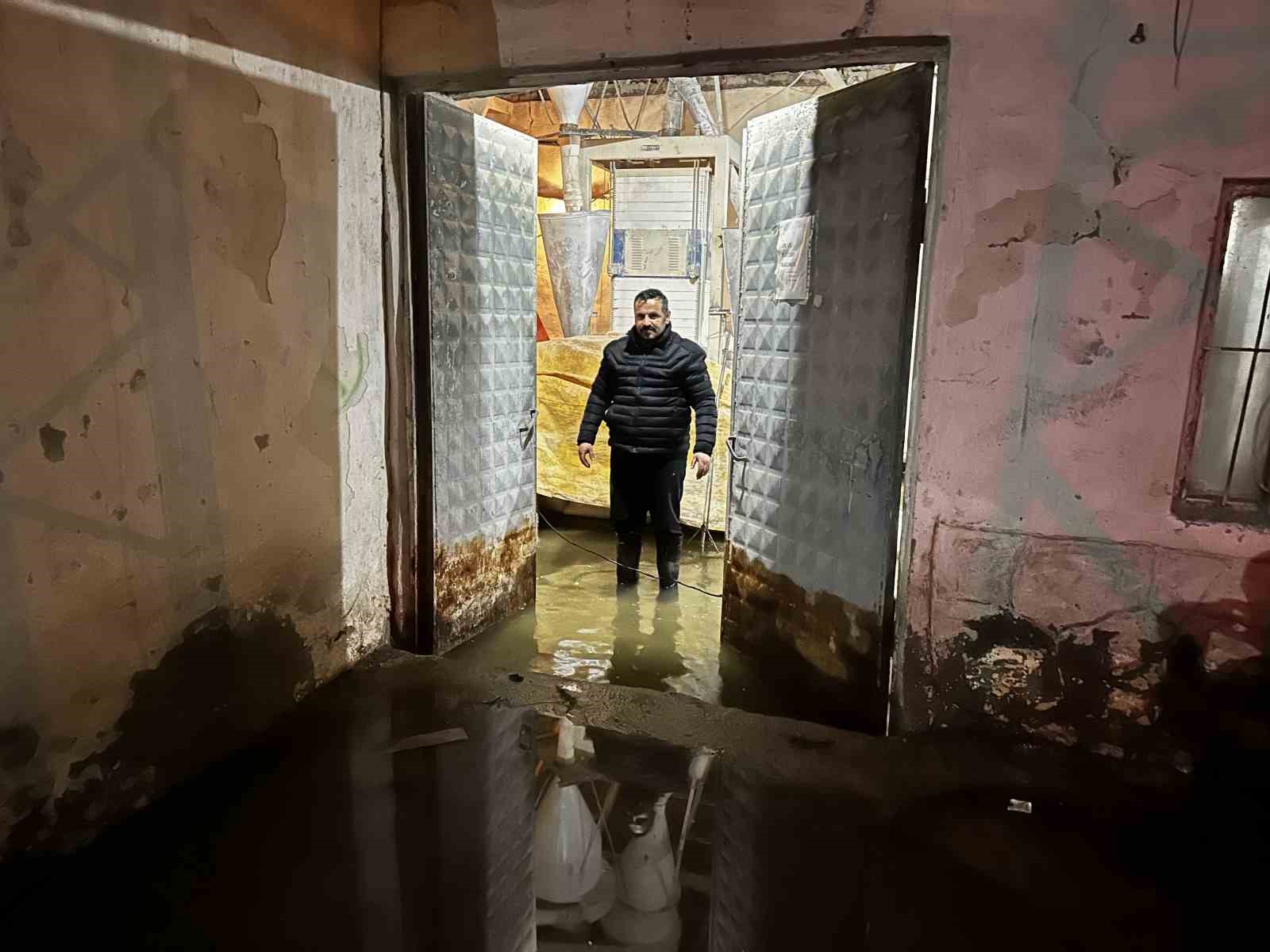 Yüksekova’da un değirmeni sular altında kaldı