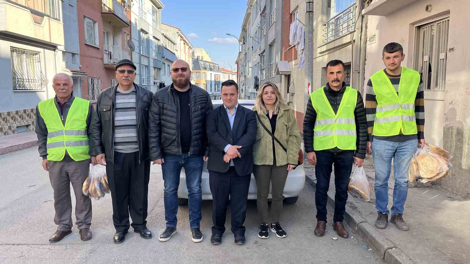 Down sendromlu muhtar adayı kapı kapı dolaşıp Ramazan pidesi dağıtıyor