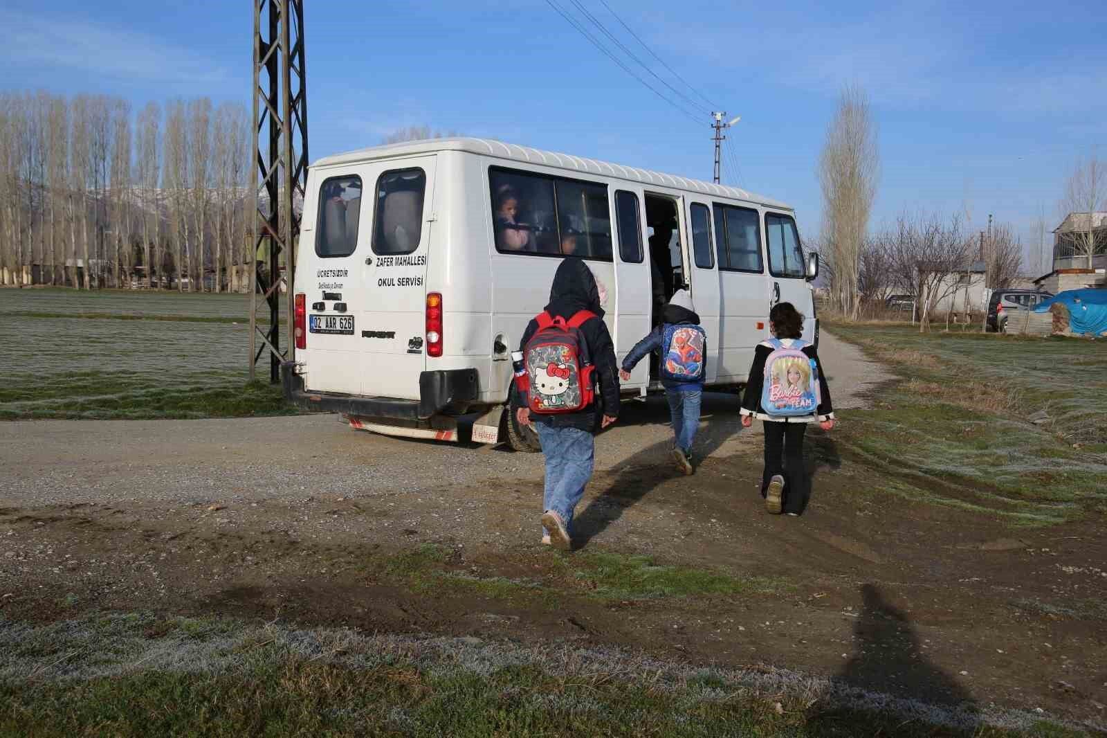 Krediyle aldığı aracı ücretsiz öğrenci servisine dönüştürdü