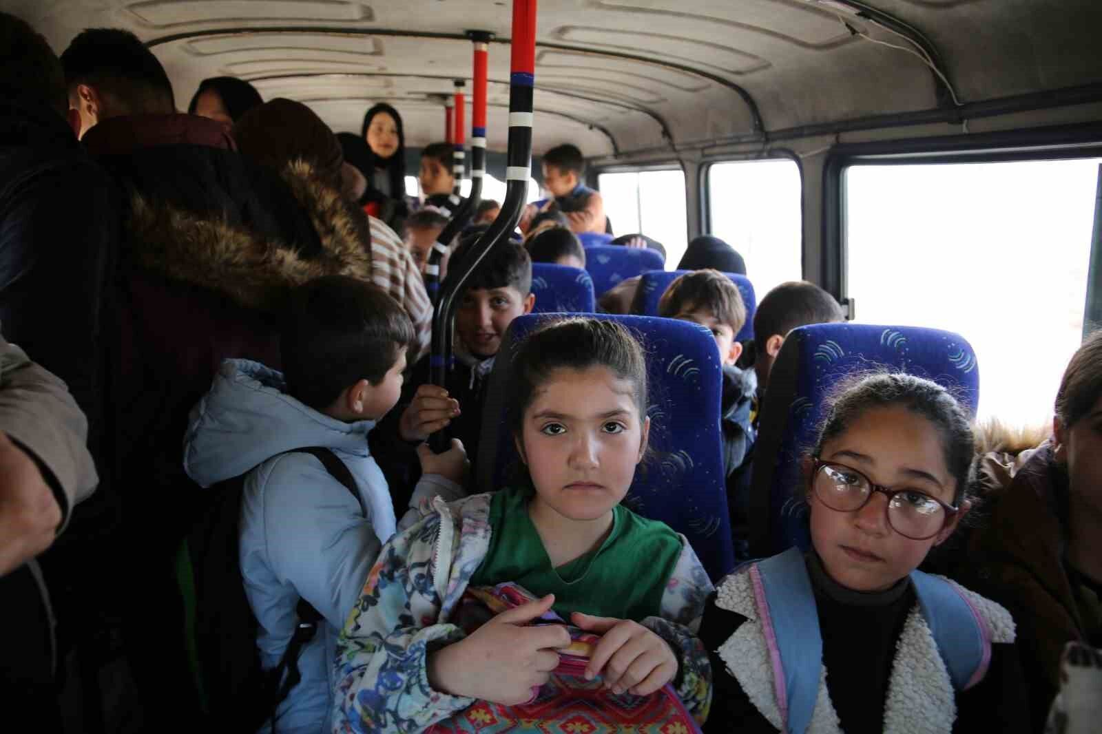 Krediyle aldığı aracı ücretsiz öğrenci servisine dönüştürdü