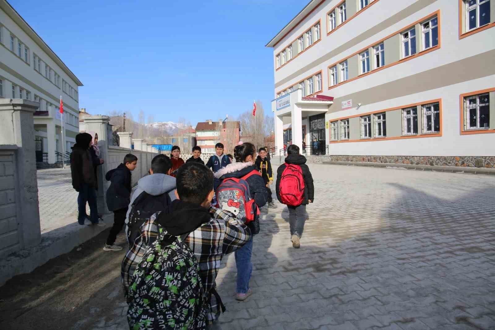 Krediyle aldığı aracı ücretsiz öğrenci servisine dönüştürdü