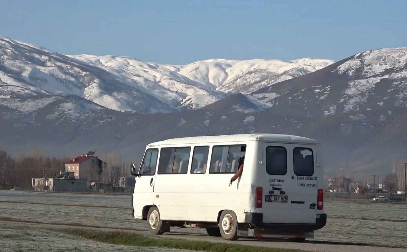 Krediyle aldığı aracı ücretsiz öğrenci servisine dönüştürdü