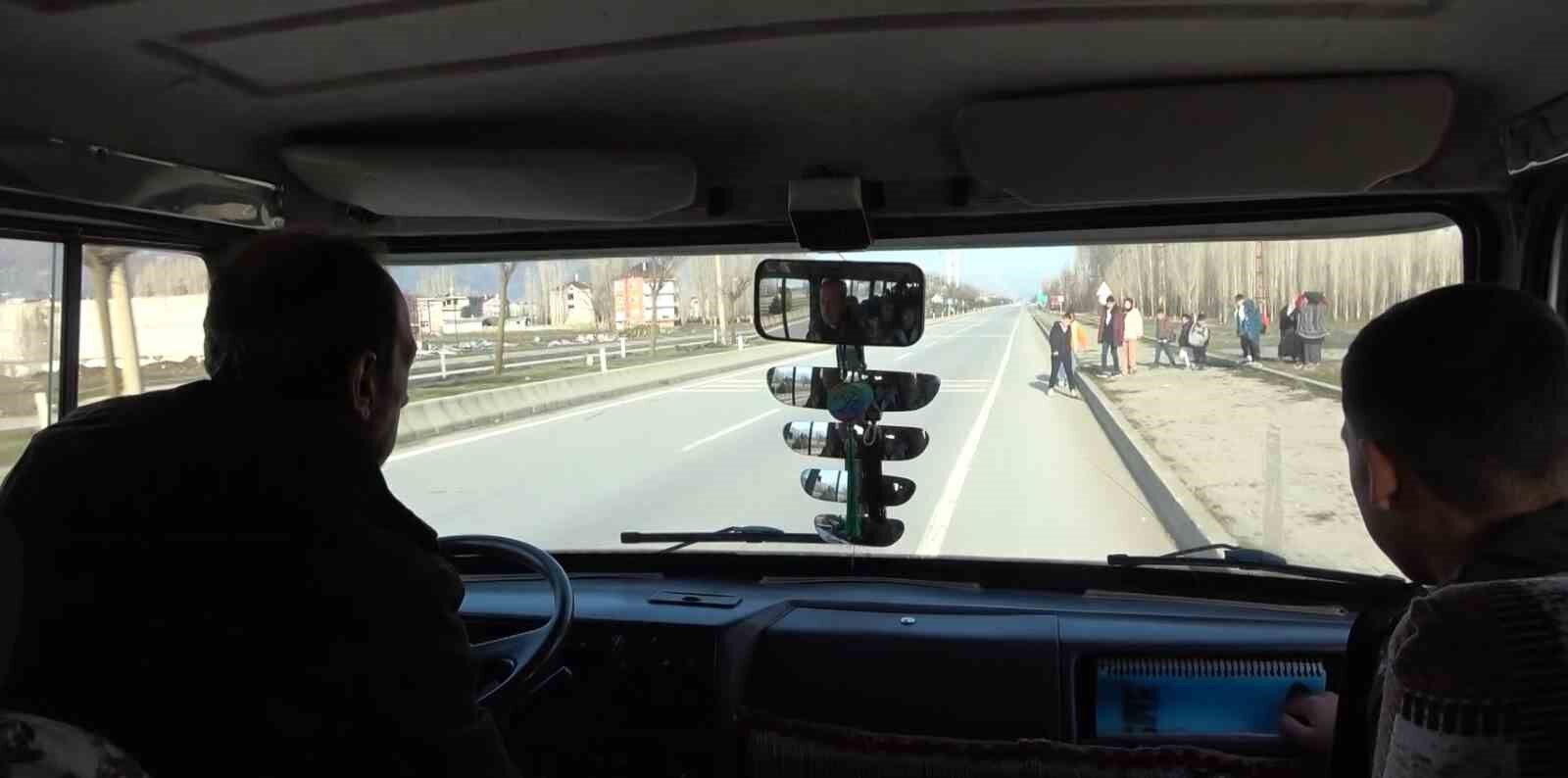 Krediyle aldığı aracı ücretsiz öğrenci servisine dönüştürdü