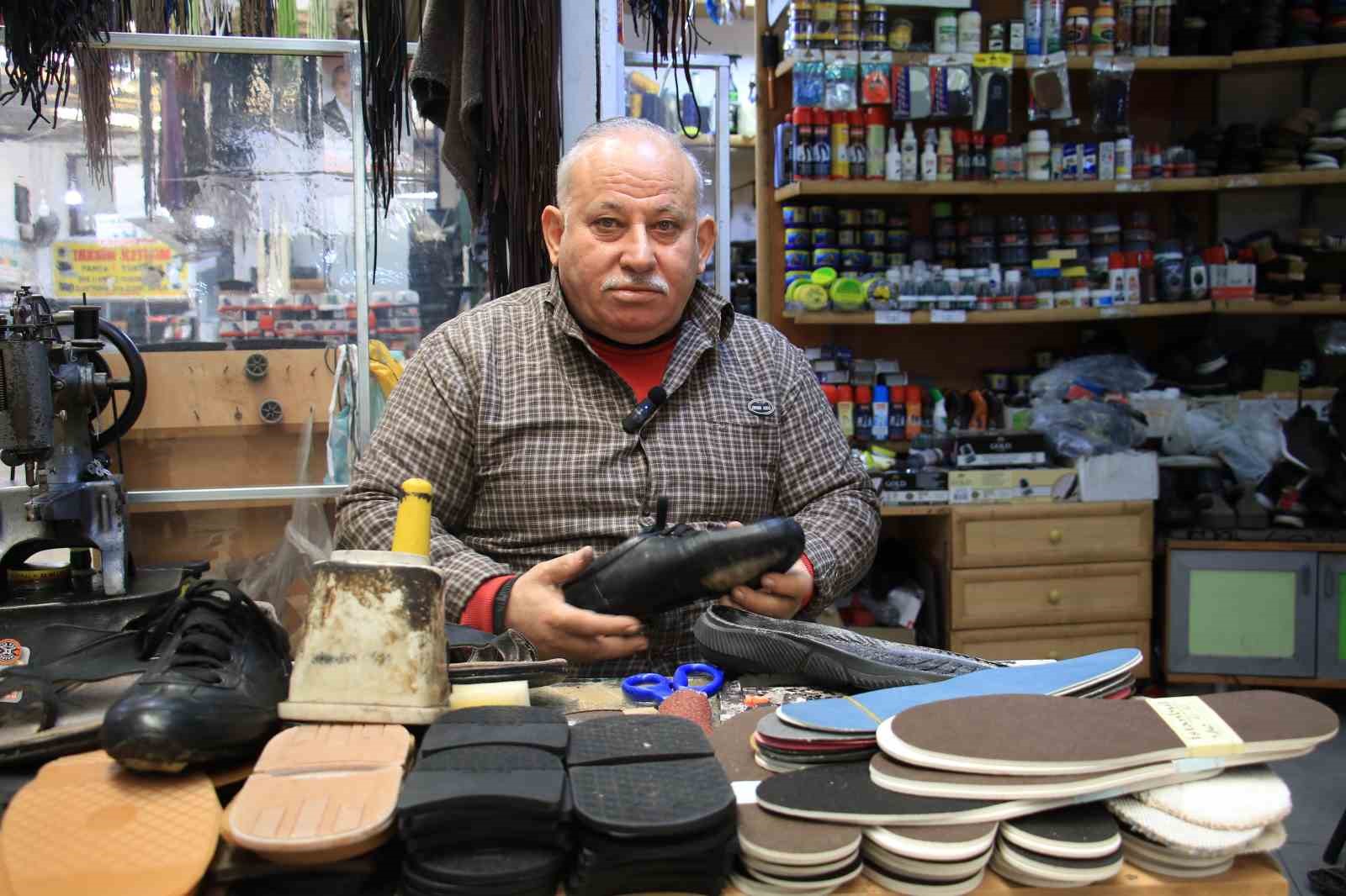 Ayakkabı tamircileri çırak bulmakta zorlanıyor