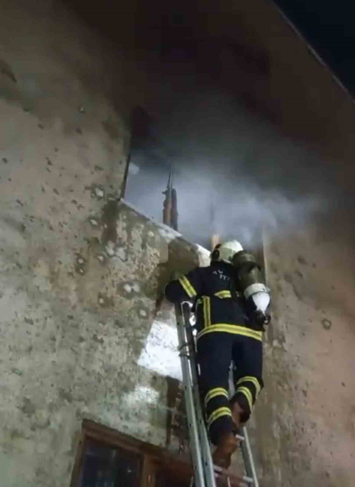 Yüksekova’da korkutan yangın