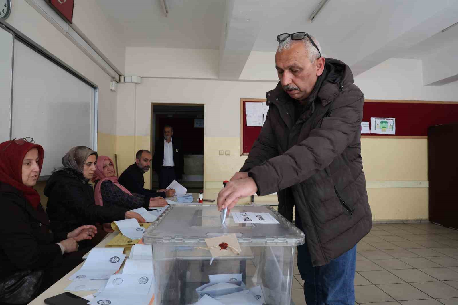 Seçim bitmeden kazandığını ilan etti