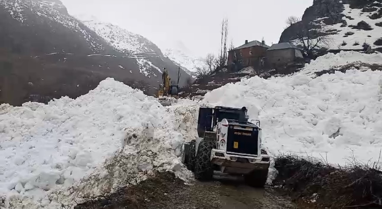 Dağlıca yoluna düşen çığ temizlendi