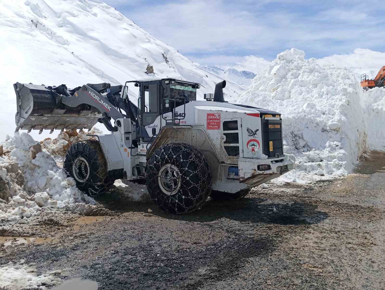 Dağlıca yoluna düşen çığ temizlendi