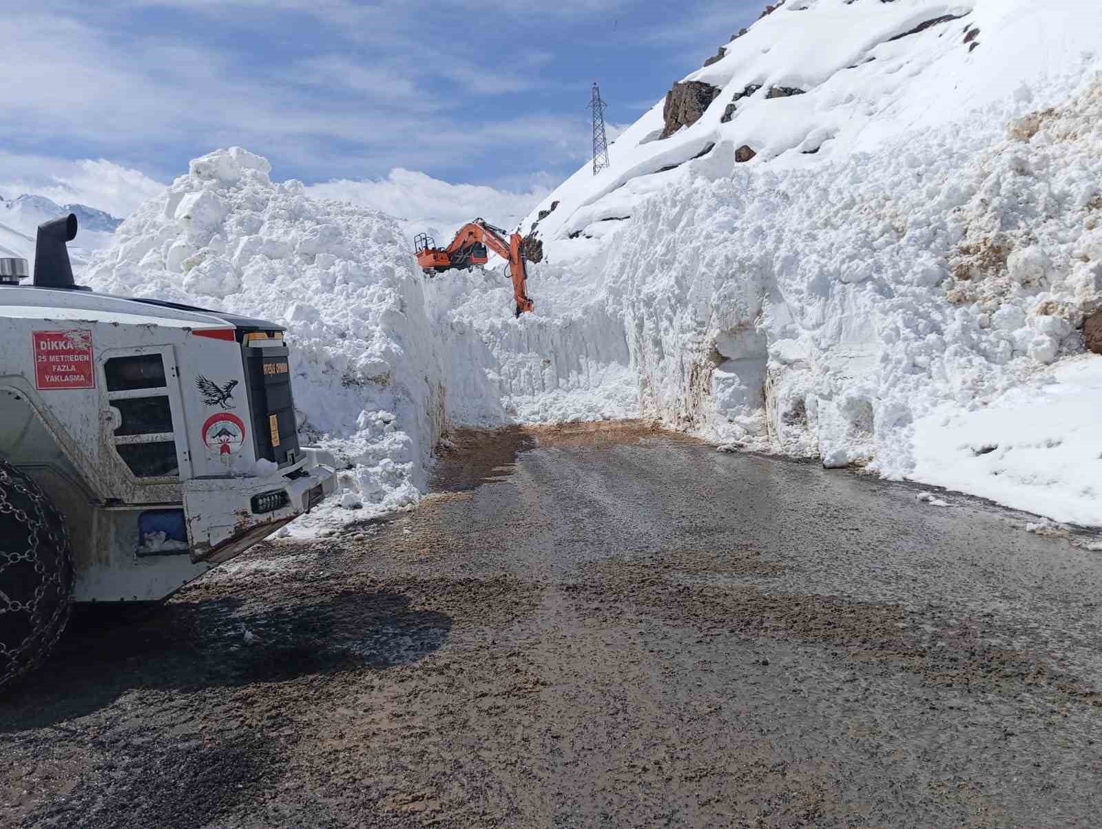 Dağlıca yoluna düşen çığ temizlendi