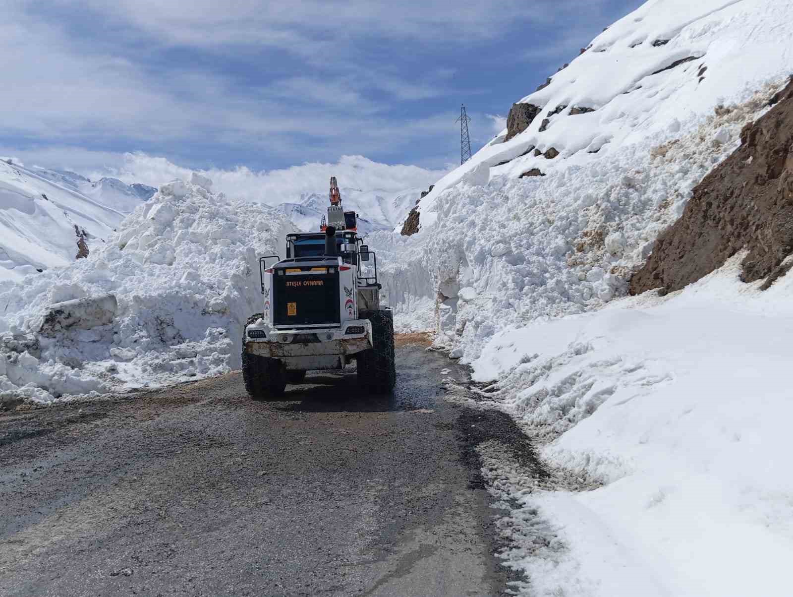 Dağlıca yoluna düşen çığ temizlendi