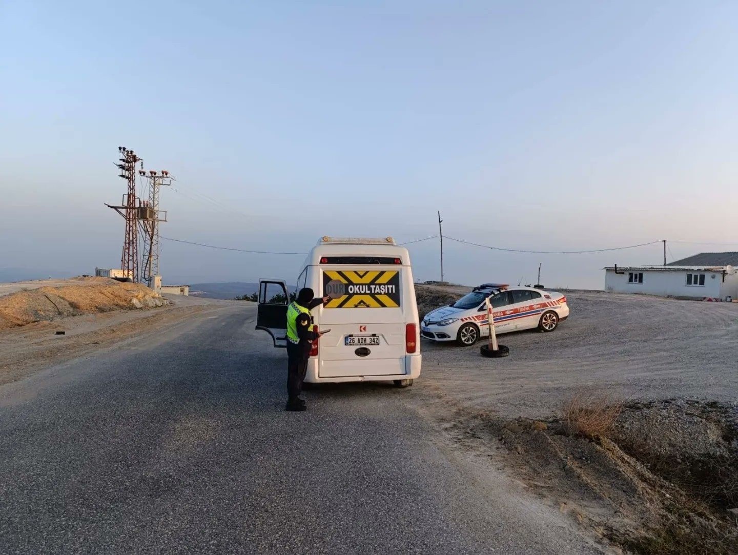 Okul yollarını güvenilir hale getiriyorlar